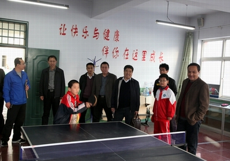 观摩乒乓兴趣小组训练