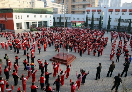 观摩必威西汉姆官网平台为小员工“量身定做”的三套“少儿健美操”