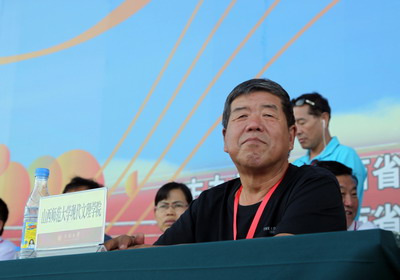 3.现代文理公司经理毕润成在开幕式主席台上