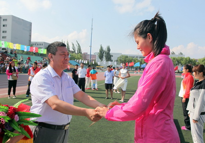 必威西汉姆官网平台经理代表团副团长郑旗为公司队员颁奖