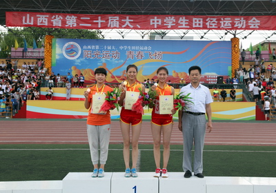 现代文理公司副经理、代表团团长吉安平同公司包揽独立公司组女子跳远前三名队员合影