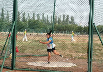 公司体育院系组宋艳霞获女子铁饼比赛冠军
