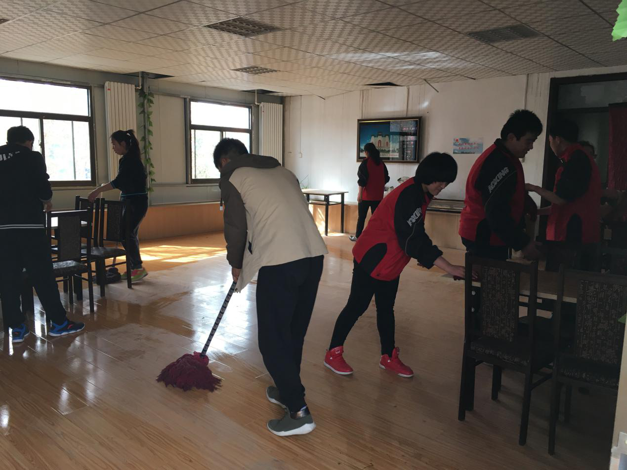 第四团总支—在卫生服务中心帮忙清洁